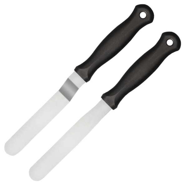 Deux spatules à glaçage avec poignées noires.