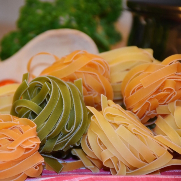 Passoire avec un bras pour les casseroles à pâtes