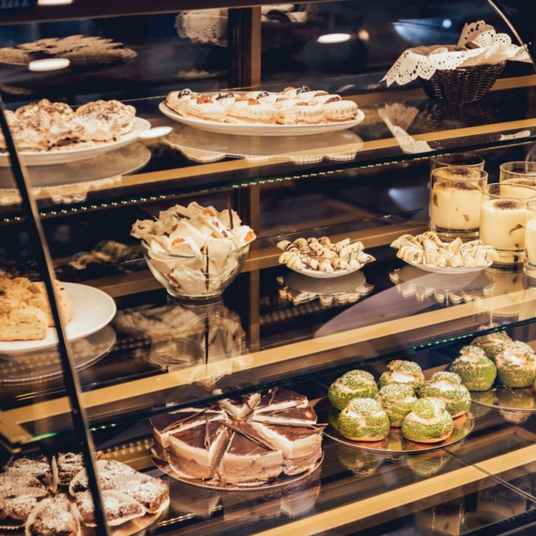 Comptoir à pâtisseries OSLO - 1300mm - Façade en bois - 2 étagères