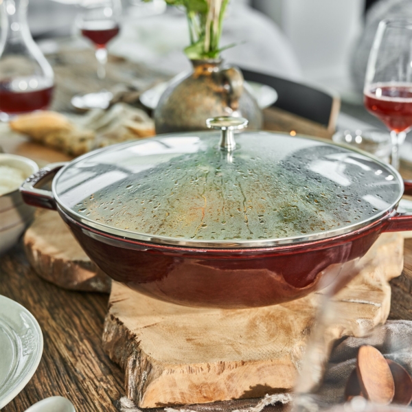 STAUB | SPECIALITES - Wok avec couvercle en verre - Ø 300mm - Fonte - Rouge grenadine