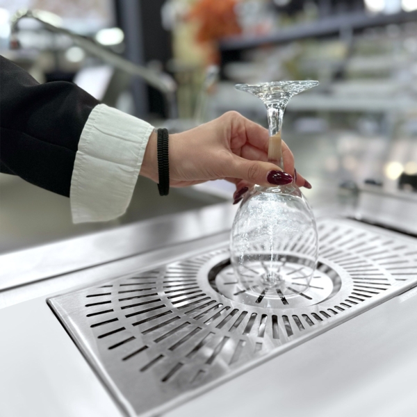 Douche en verre à entrée avec couvercle grillagé